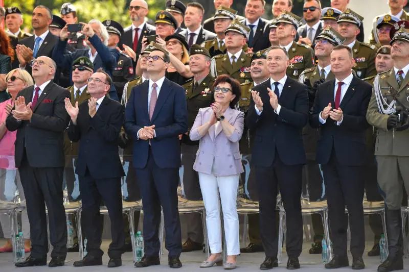 Il Maresciallo del Sejm (Presidente del Parlamento) Elizabeta Witek al centro assiste alla parata in mezzo a Duda e Morawiecki