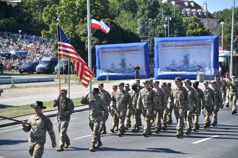 Soldati statunitensi prendono parte alla parata militare durante la Giornata delle forze armate polacche a Varsavi