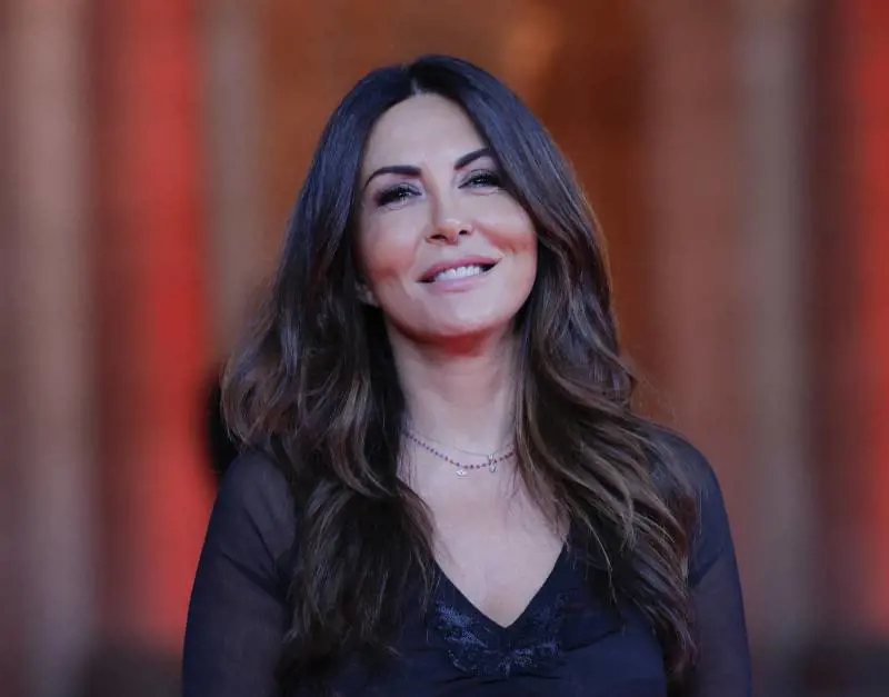 "Schlein troppo radicale, Meloni coerente e preparata". Sabrina Ferilli demolisce la sinistra