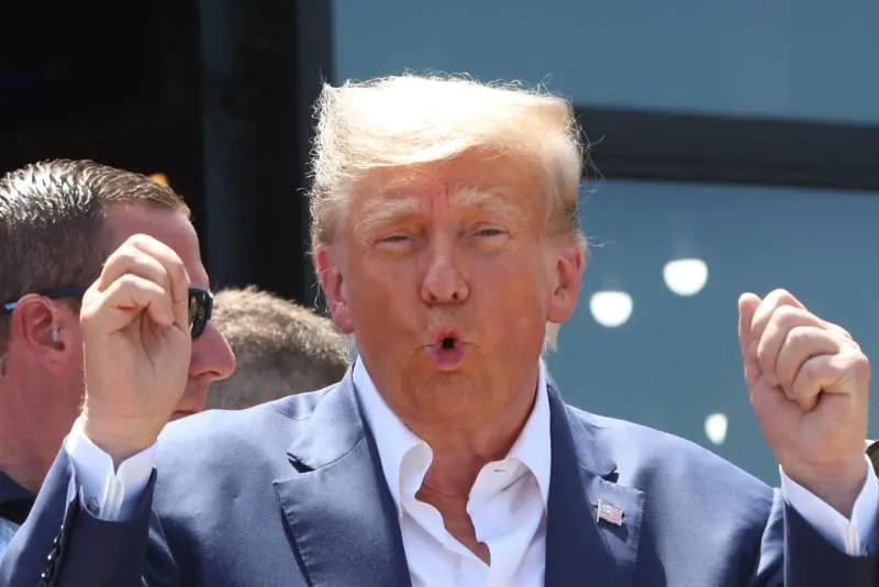 Trump straccia i rivali ma paga la cauzione per evitare il carcere