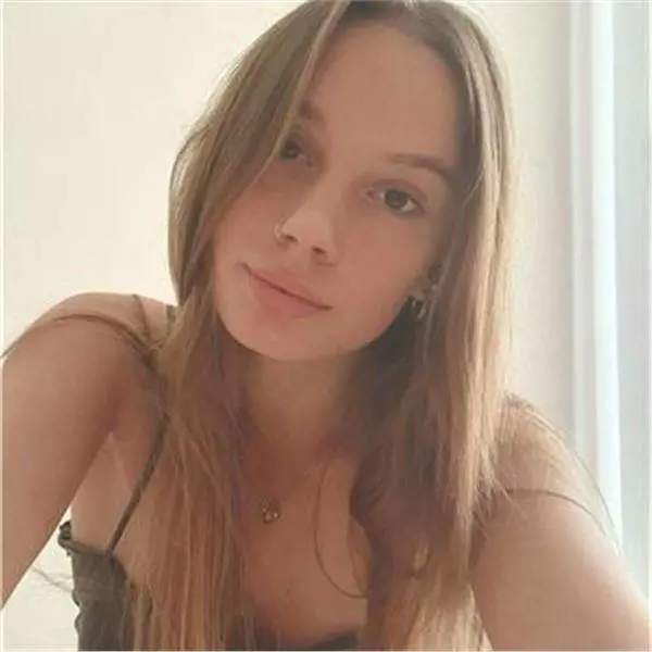 Tamponamento a catena fra quattro macchine. Valentina schiacciata dalle lamiere dell'auto