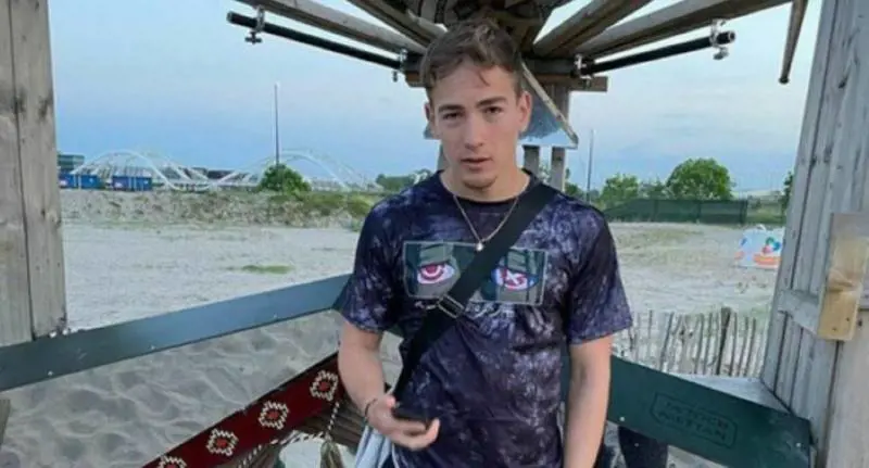 Sacha svanito nei boschi. Caccia al killer in fuga «Può essere pericoloso»