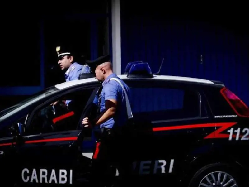 Difende la fidanzata dalle molestie, quattro rom lo investono "per vendetta"