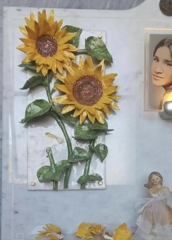 L'opera sulla tomba di Federica Canneti vandalizzata da ignoti