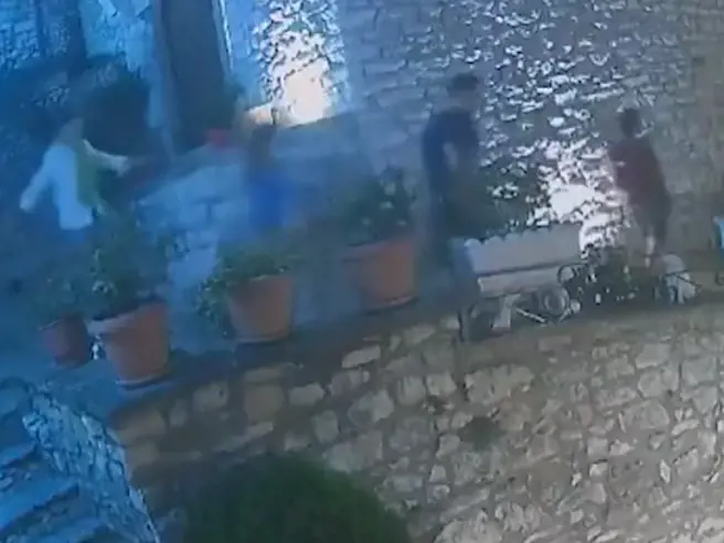 "Quegli imbecilli...". Così la Meloni fa saldare il conto dei turisti in fuga