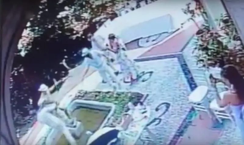 Statua distrutta a Villa Alceo, i vandali se la prendono con il proprietario: la recensione negativa su Airbnb