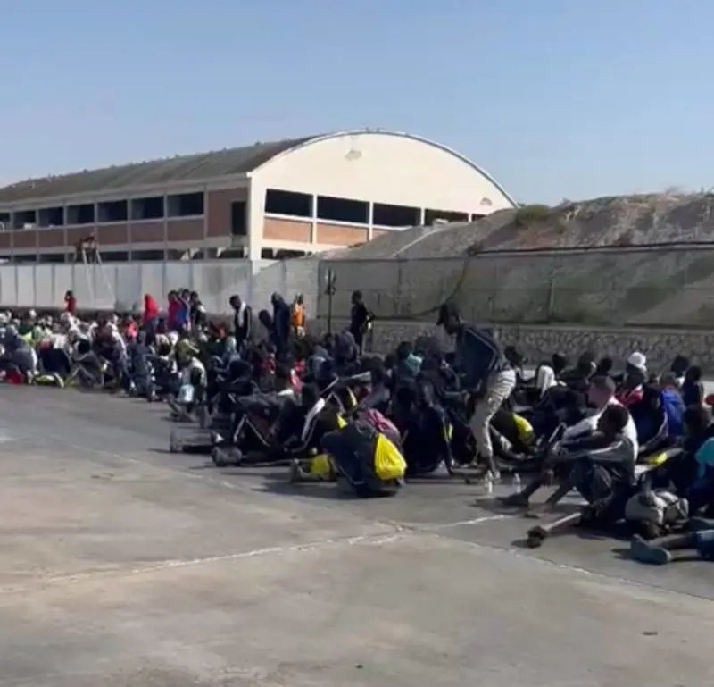 Scappano dall'hotspot e bloccano un treno: fermati tre minori eritrei