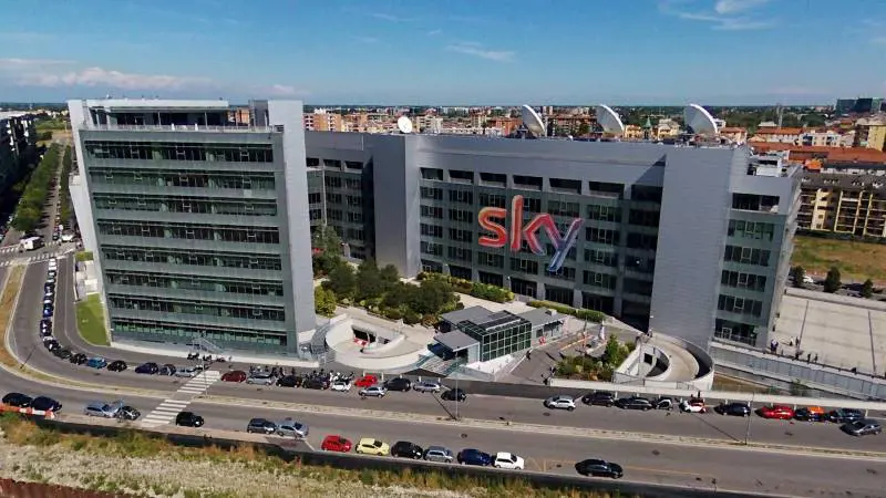 Milano, tenta di entrare nella sede di Sky: bloccato dalle guardie, straniero muore