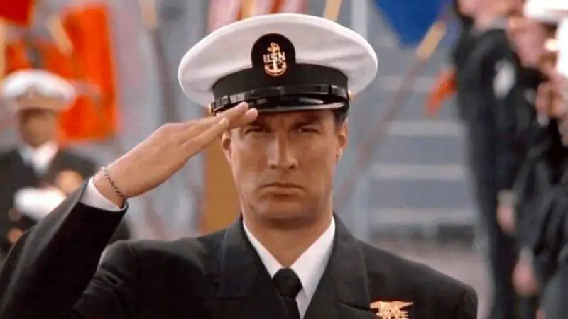 Trappola in alto mare, ecco perché Steven Seagal è stato costretto a tagliarsi i capelli