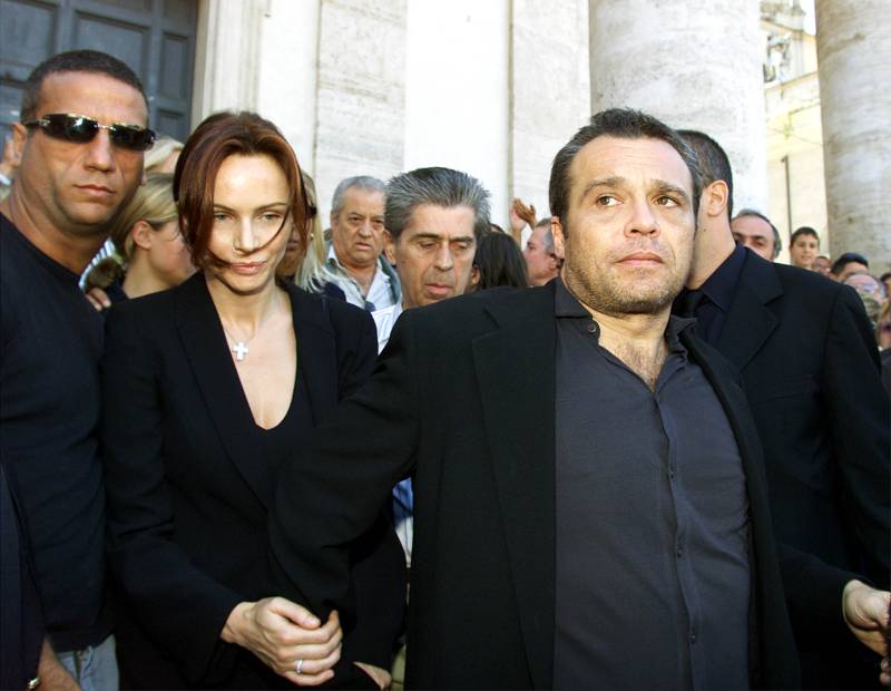 Francesca Neri tiene la mano al marito Claudio Amendola all'uscita della chiesa dopo i funerali di Ferruccio Amendola (2001)