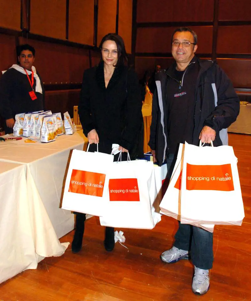 Francesca Neri e Claudio Amendola fotografati a Roma durante l'iniziativa benefica "Shopping di natale" (2005)