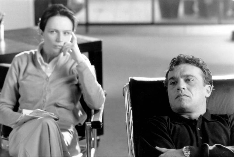 Francesca Neri e Claudio Amendola in una scena di "Le mani forti", film di Franco Bernini (1997)