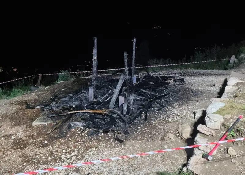 A fuoco il Drago di Vaia, distrutta l'opera sull'Alpe Cimbra: non si esclude la pista dolosa