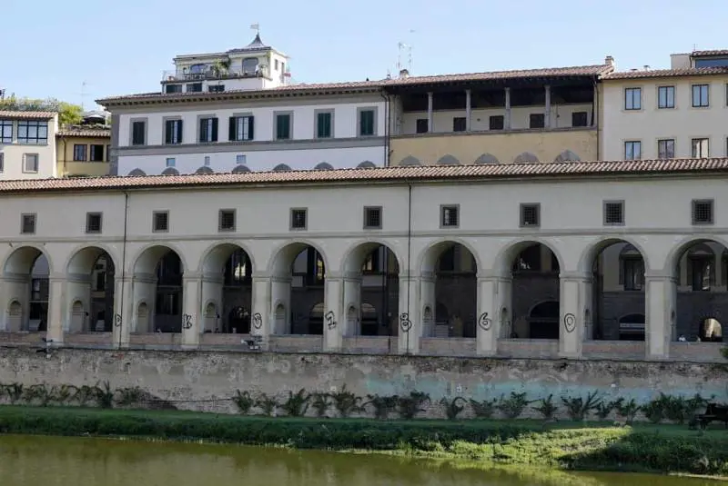Firenze, imbrattato il Corridoio Vasariano: i vandali sono due turisti tedeschi