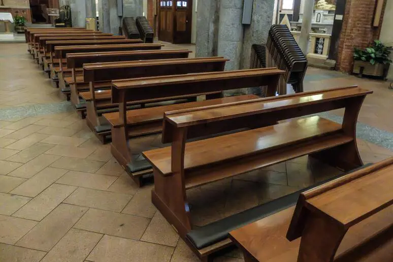 Asta e nastro adesivo: ecco come lo straniero rubava in chiesa