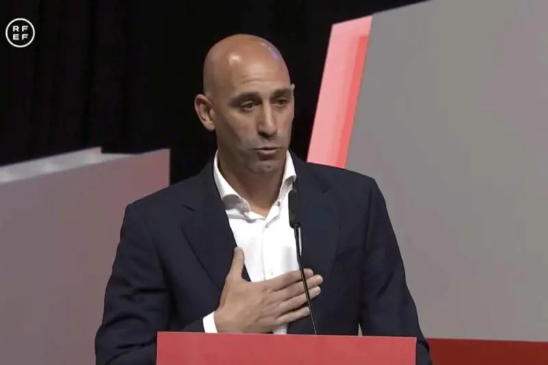 "Andrò fino in fondo, contro di me falso femminismo". Rubiales dice no alle dimissioni