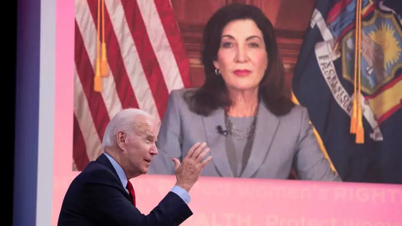 Cortocircuito dem a New York, la governatrice attacca Biden sui migranti: "Colpa del governo"