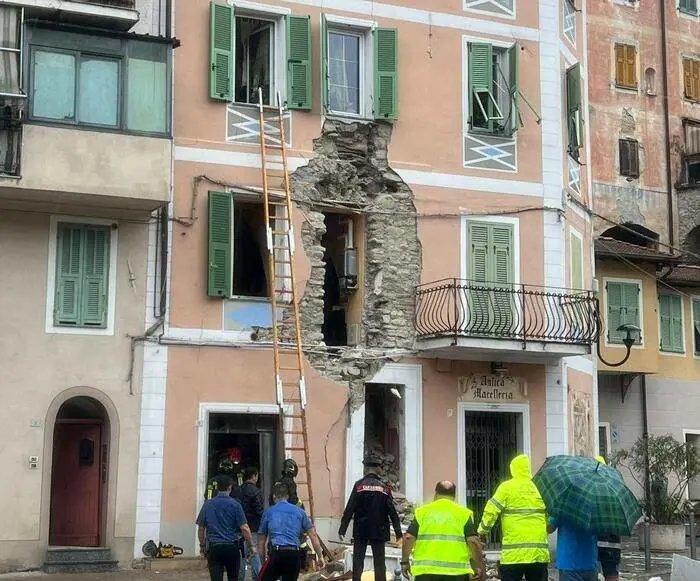 "Siamo qui": esplosione sventra palazzina a Imperia, persone estratte vive dalle macerie