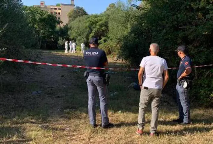 Uccide un anziano a bastonate e gli dà fuoco: tutte le ipotesi sul movente