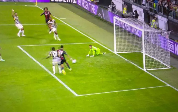 "Possibile rigore", "No guarda, è fermo". Ecco l'audio tra arbitro e Var in Juve-Bologna