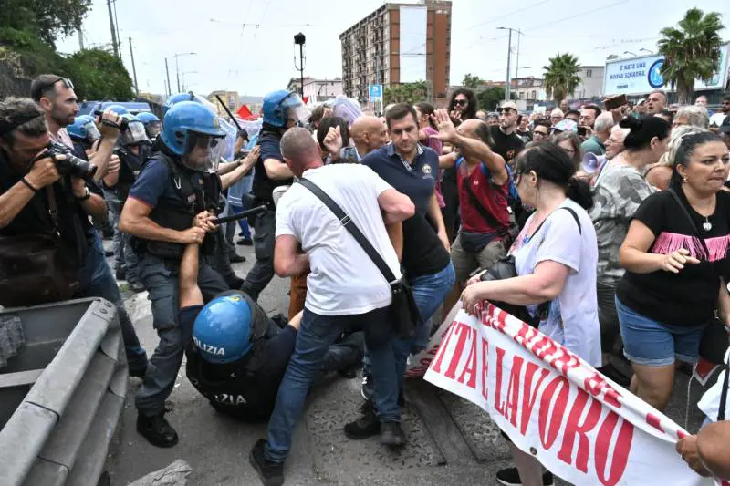 “Vergogna”. A Napoli è rivolta per il reddito