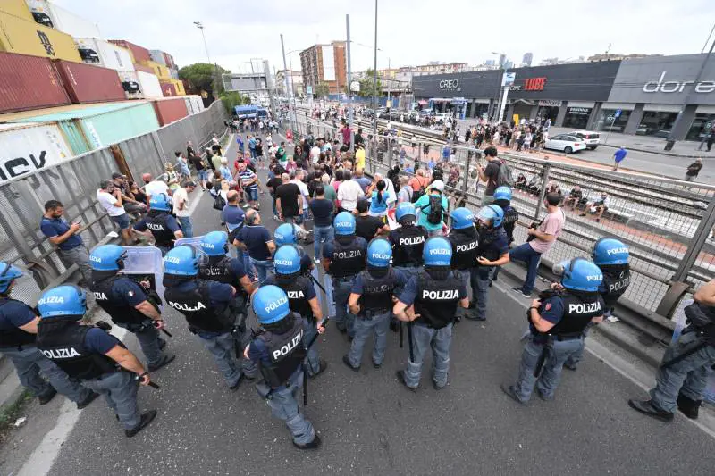 La bufala del "popolo senza reddito": in corteo tra ultrà violenti ed energumeni organizzati