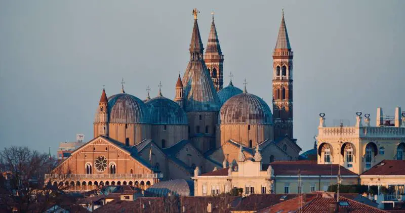 Tutte le bellezze di Padova, da Giotto a Santa Giustina, dalla passeggiata per i portici alla Basilica del Santo 