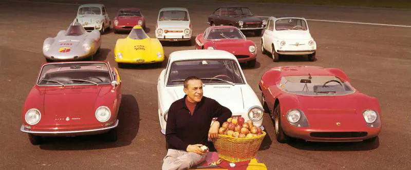 Carlo Abarth in posa con le sue vetture