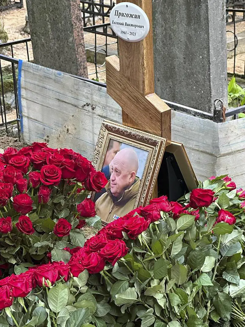 Niente folla né bandiere: i funerali muti di Prigozhin (e Putin non si presenta)