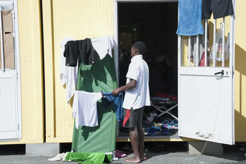 Cooperative, consorzi compagni e "fratelli". Quei colossi rossi che macinano milioni sull'accoglienza