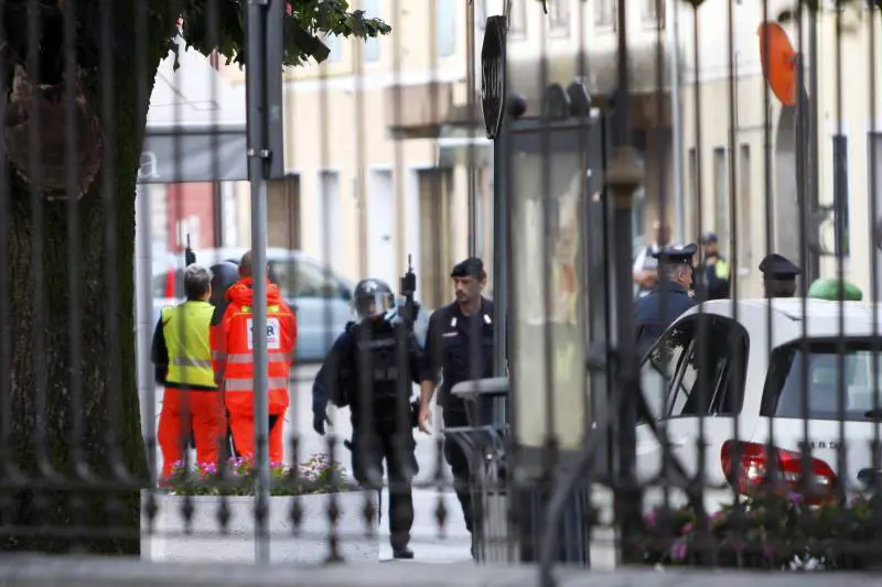 L'ex militare terrorizza il suo paese: si asserraglia nella casa piena di armi
