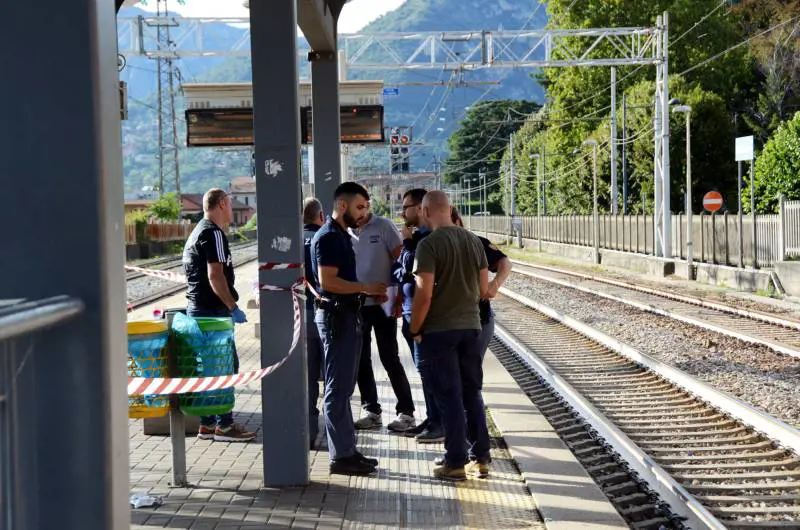 Lecco, 23enne accoltellato mentre aspettava il treno. Fermato l'assassino