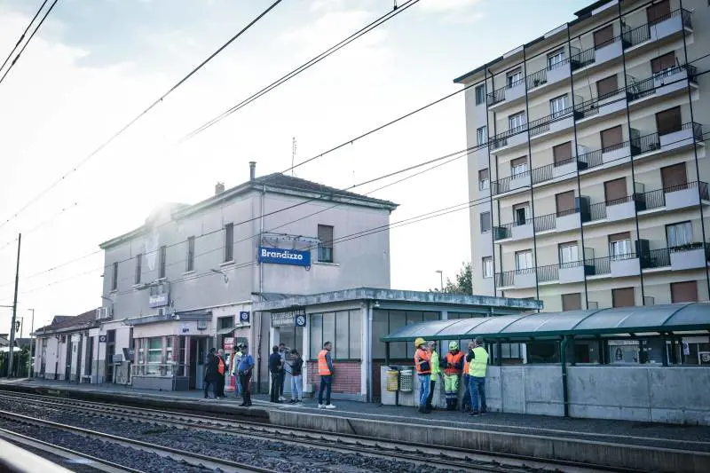 "Abbiamo sentito un boato". Le ipotesi sull'incidente del treno e quella certificazione scaduta