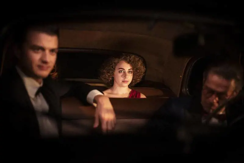 Venezia80: “Finalmente l’alba”, il prezzo di un sogno chiamato cinema