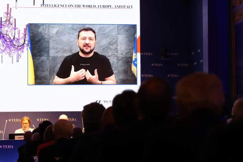 Zelensky: "Putin è debole". Lo Zar schiera i super missili