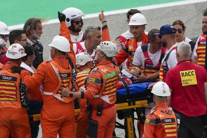 Paura per Bagnaia, la moto di Binder gli passa sulla gamba: ecco cosa è successo