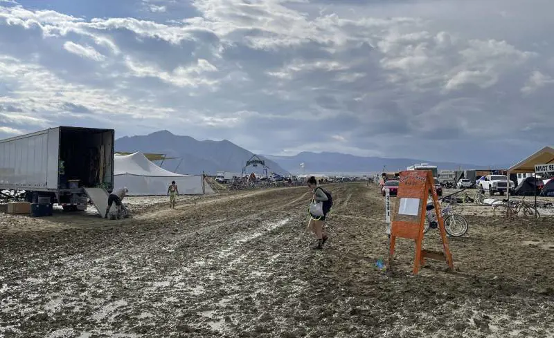 Nevada, incubo di fango: 70mila "prigionieri" del festival nel deserto