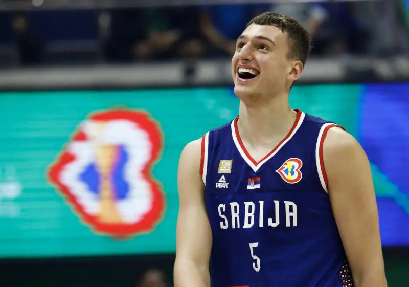 Niente glamour a Cesena: spunta Jovic in canottiera