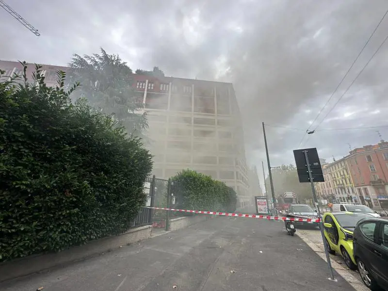 "Non troviamo le fiamme". Paura a Milano: nube di fumo in una discoteca