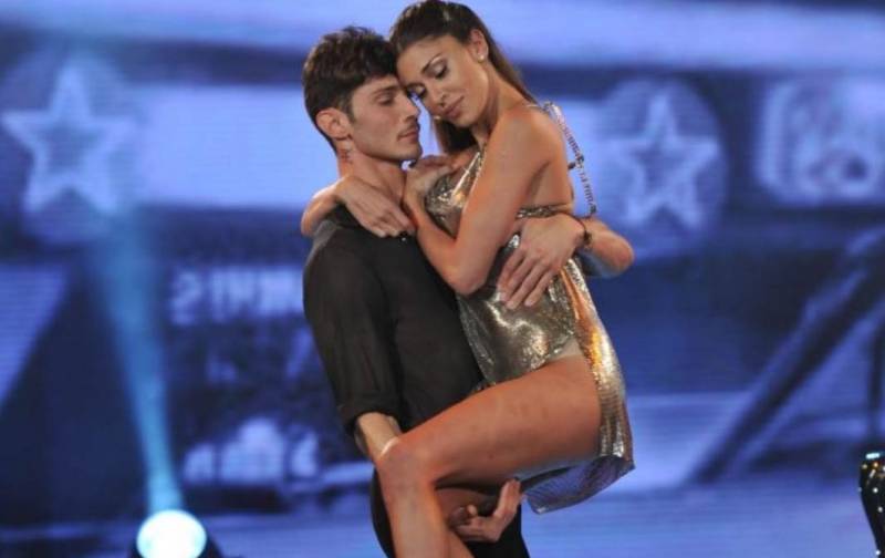 Belen e Stefano ballano insieme ad Amici 2011