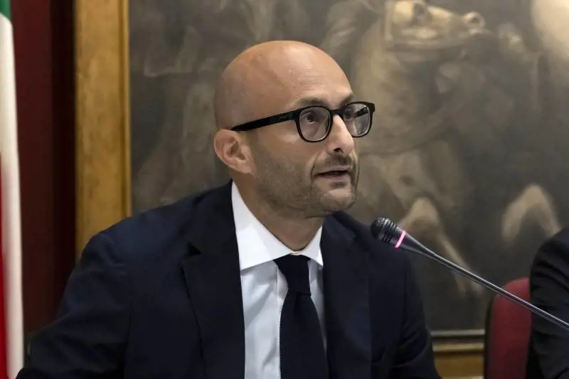L'ad di Rfi fa muro: "Le regole ci sono. Controlli severi anche sugli appalti"