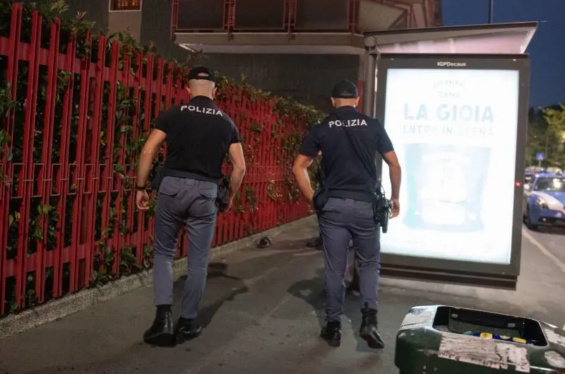 Poliziotti senza mezzi: "Pattugliamo in tram"