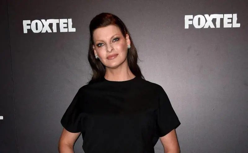 Linda Evangelista choc: "Ho un piede nella fossa. Il cancro al seno è tornato"