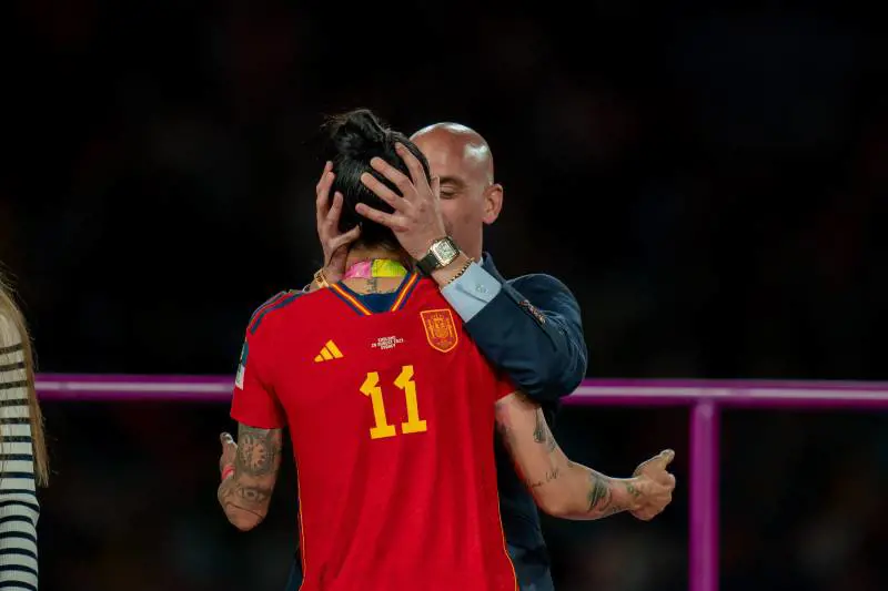 Spagna, la calciatrice Hermoso denuncia Rubiales per il bacio rubato