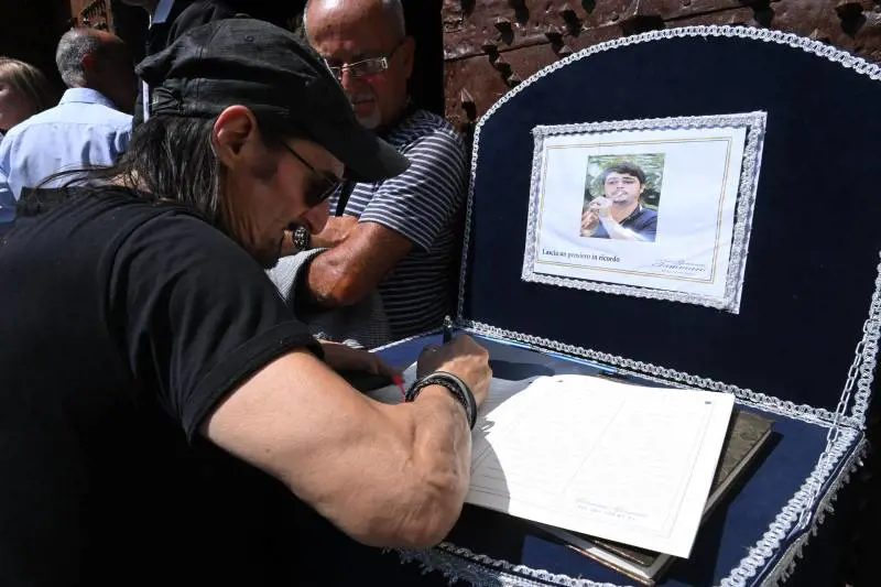 Il funerale del musicista. "Giovanni, Napoli sei tu"