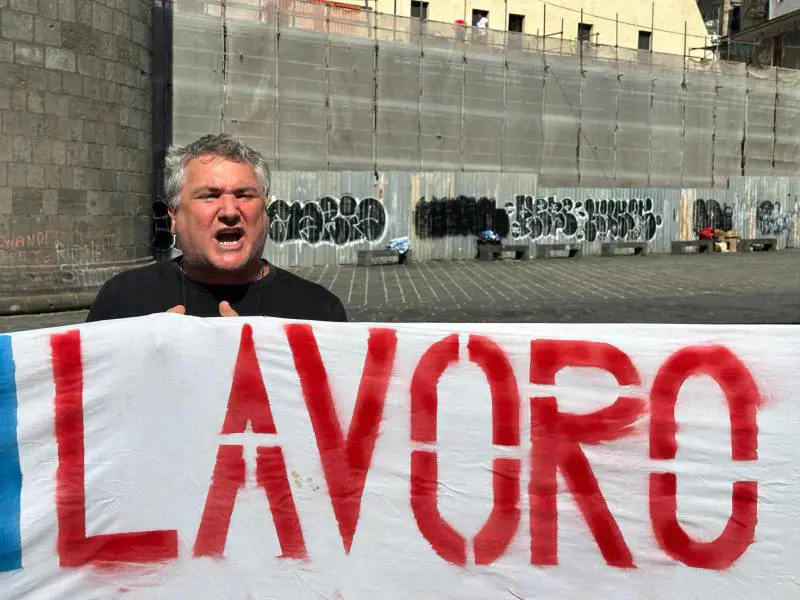 Ecco le chat segrete degli ultrà del reddito: "Mettiamo tutto a fuoco. Passiamo alle botte, devono avere paura"