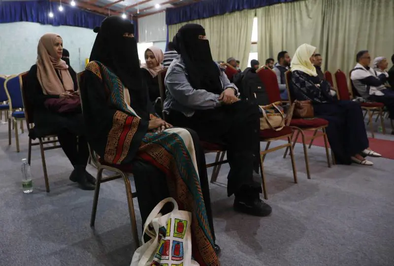Proibisce l'abaya a una studentessa. Preside minacciato di morte in Francia