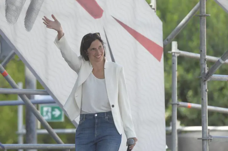 Schlein contestata alla festa del Fatto Quotidiano