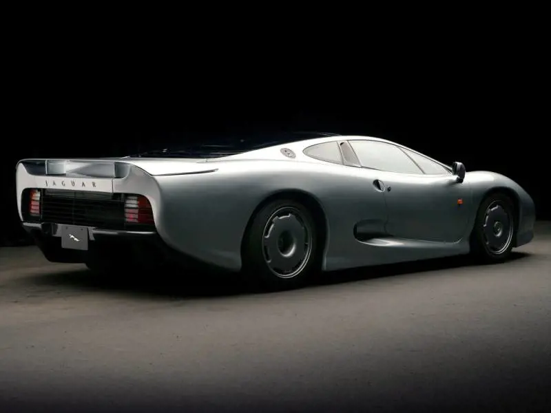 Jaguar XJ220, folle e affascinante supercar britannica