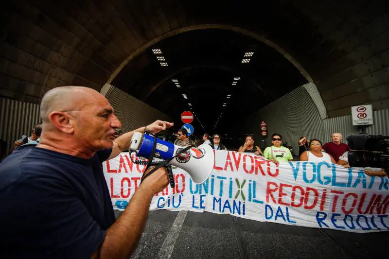Gli ultrà del reddito all'attacco del Giornale. "Vi facciamo neri". E minacciano querele